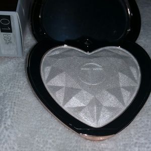 O.TWO.O Cosmetics Eternal Heart Highlighter #01